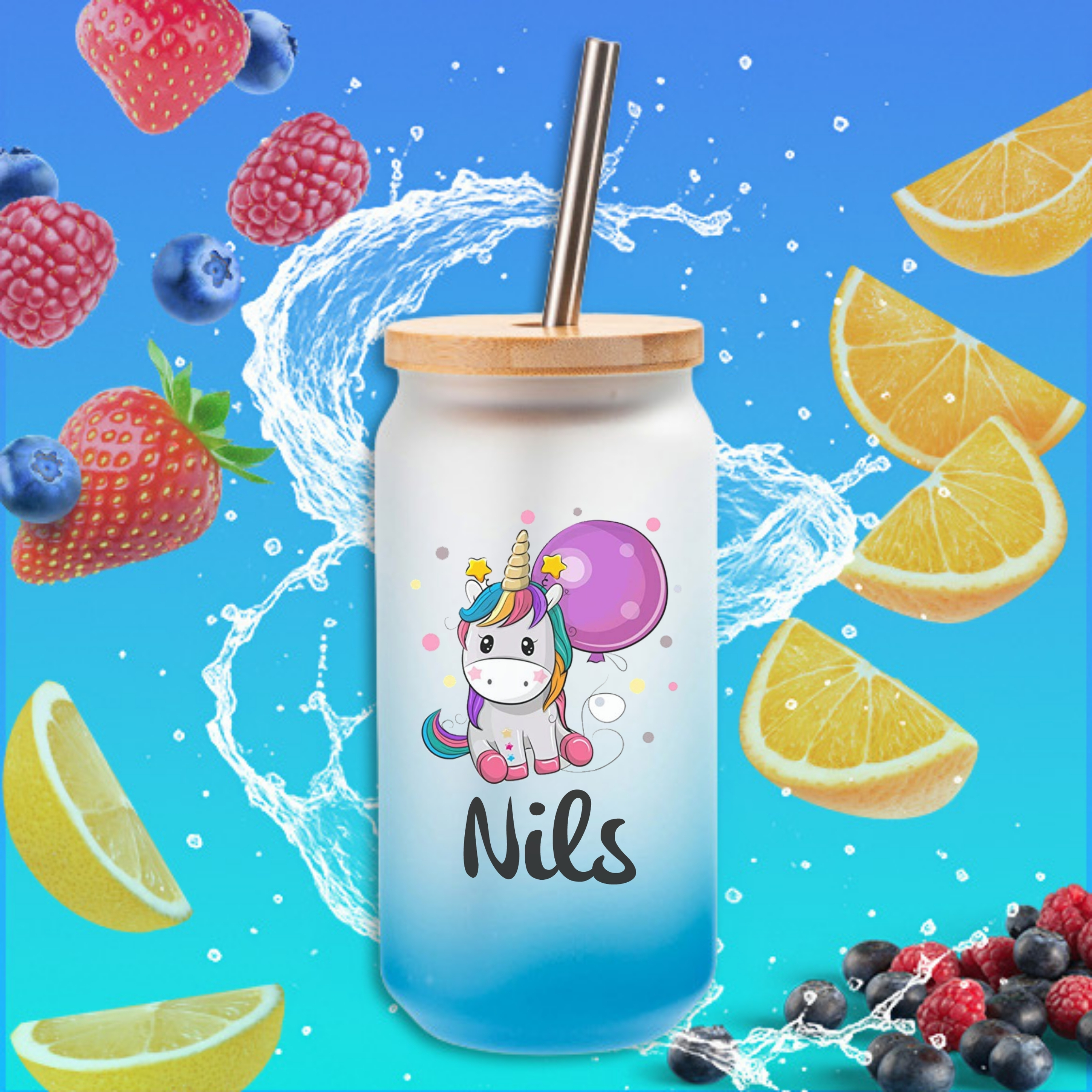 CreaLuxe Trinkglas 520 ml mit Bambusdeckel & Edelstahl-Strohhalm – Einhorn Wunschname - satiniert mit Farbverlauf Blau, Made in Germany - perfekt für den Sommer