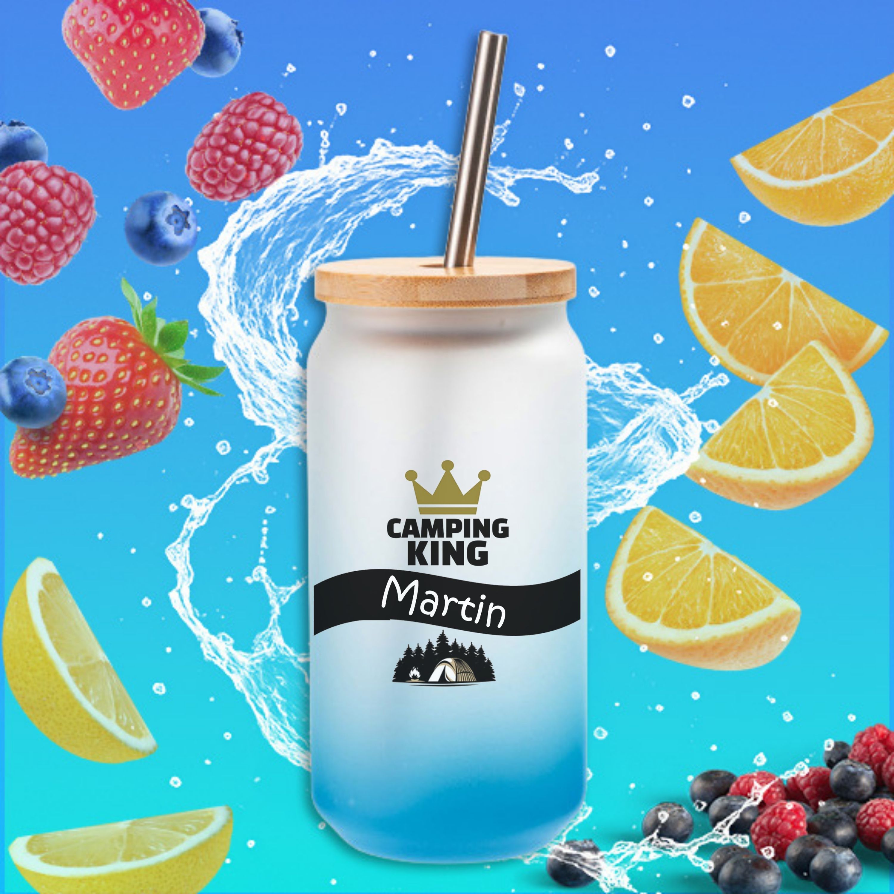 CreaLuxe Trinkglas 520 ml mit Bambusdeckel & Edelstahl-Strohhalm – Camping King Wunschname - satiniert mit Farbverlauf Blau, Made in Germany - perfekt für den Sommer
