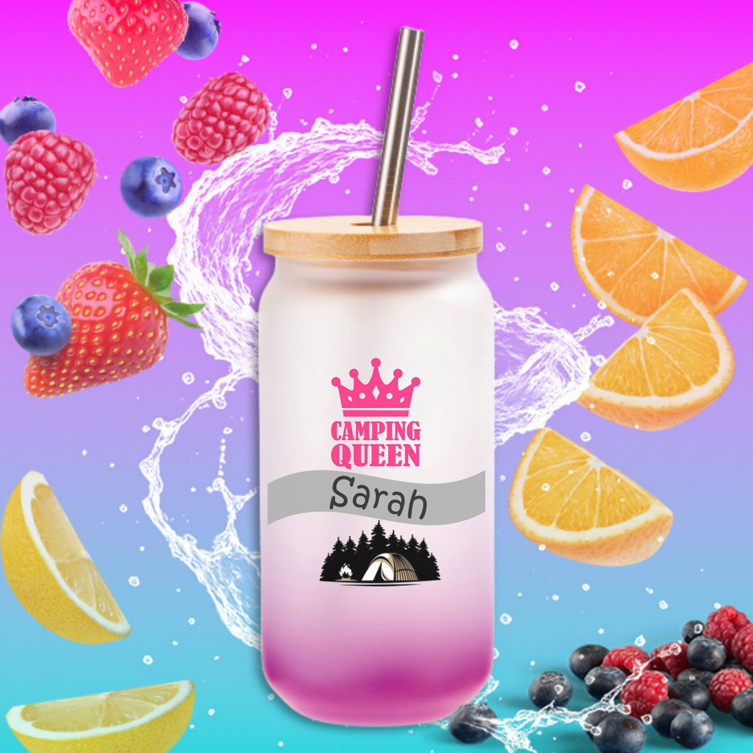 CreaLuxe Trinkglas 520 ml mit Bambusdeckel & Edelstahl-Strohhalm – Camping Queen Wunschname - satiniert mit Farbverlauf Lila, Made in Germany - perfekt für den Sommer