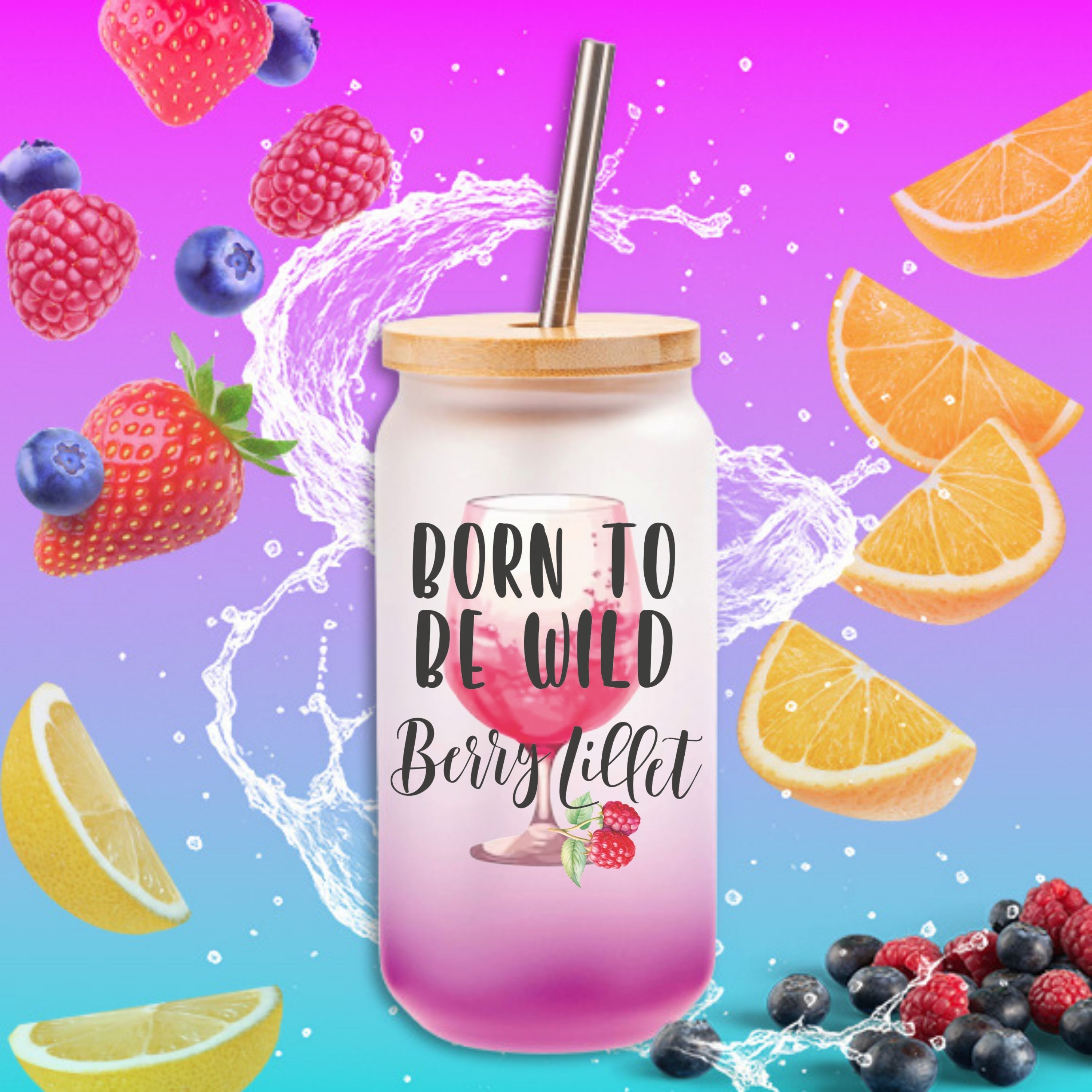 CreaLuxe Trinkglas 520 ml mit Bambusdeckel & Edelstahl-Strohhalm – Born to be wild Berry Lillet - satiniert mit Farbverlauf Lila, Made in Germany - perfekt für den Sommer