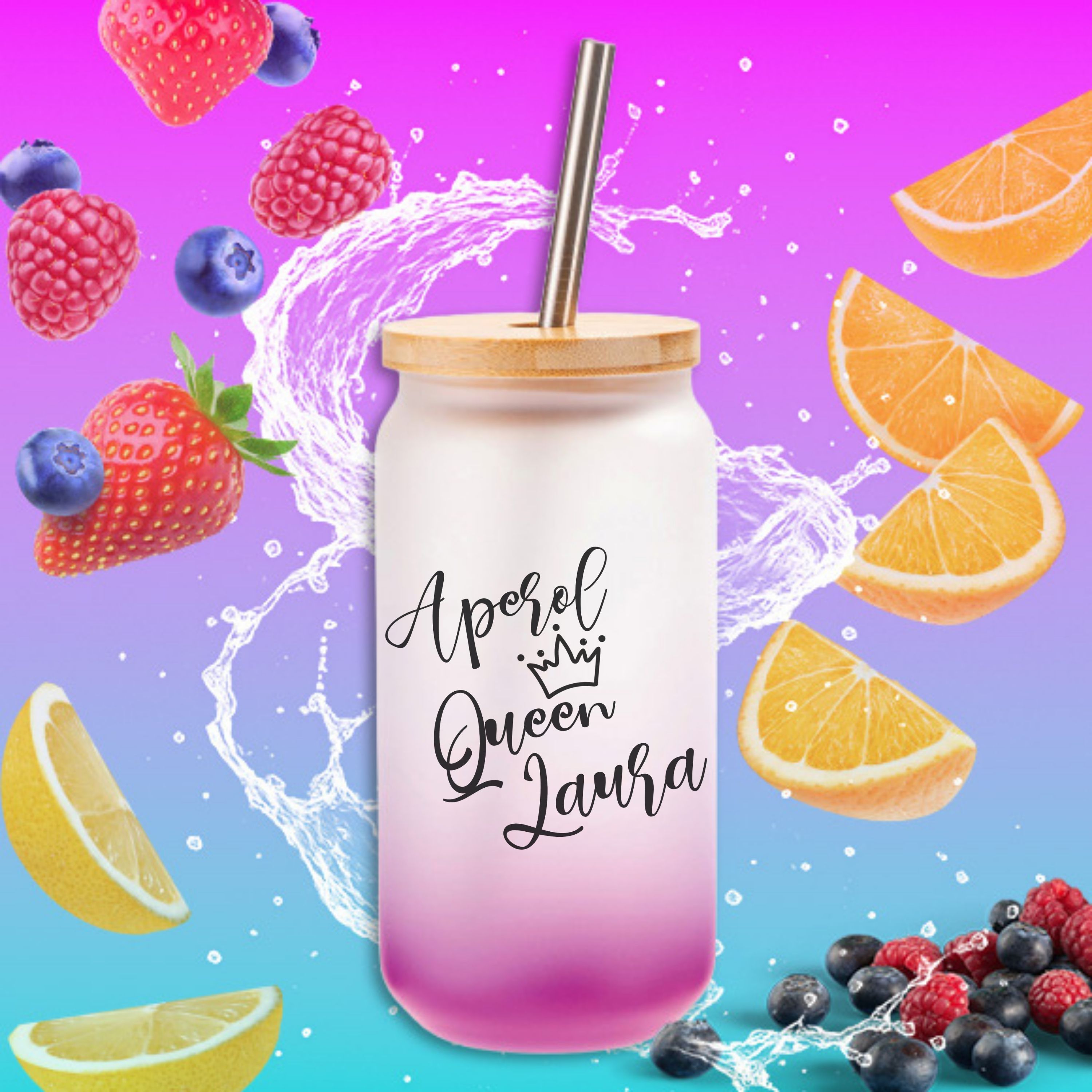 CreaLuxe Trinkglas 520 ml mit Bambusdeckel & Edelstahl-Strohhalm – Aperol Queen Wunschname - satiniert mit Farbverlauf Lila, Made in Germany - perfekt für den Sommer